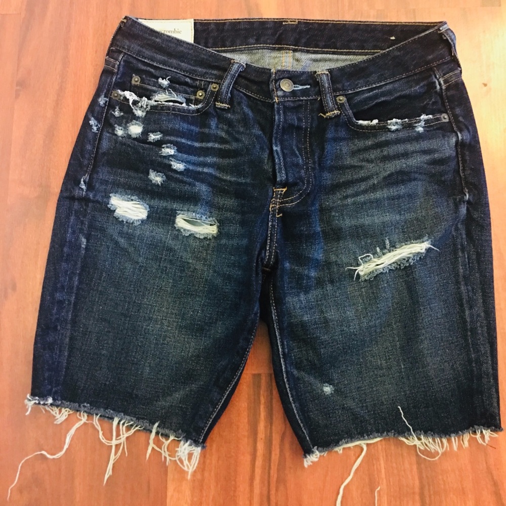 Abercrombie & Fitch Distressed Short Jeans. S 28